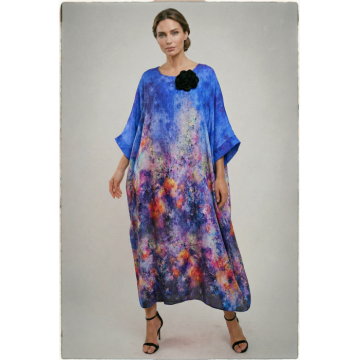 Rochie lunga dama vaporoasa oversized, croi amplu tip kaftan cu imprimeu artistic multicolor albastru