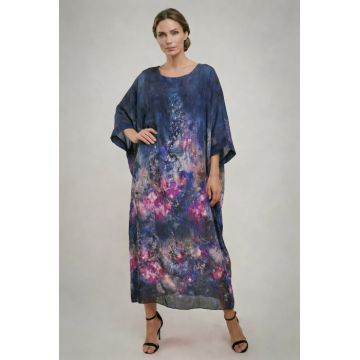 Rochie lunga dama vaporoasa oversized, croi amplu tip kaftan cu imprimeu artistic multicolor bleumarin