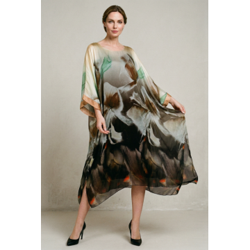 Rochie lunga din matase cu croi amplu si maneci largi, print abstract bej maro si accente calde