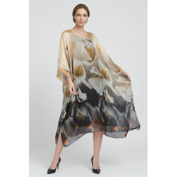 Rochie lunga din matase cu croi amplu si maneci largi, print abstract bej negru si accente calde