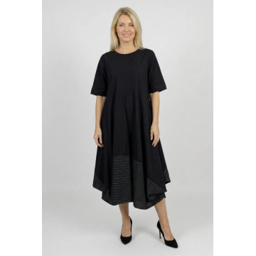 Rochie midi neagra oversized cu croi amplu si detalii contrastante in dungi la baza