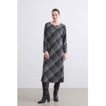 Rochie dreapta cu model in carouri - Negru/Gri inchis