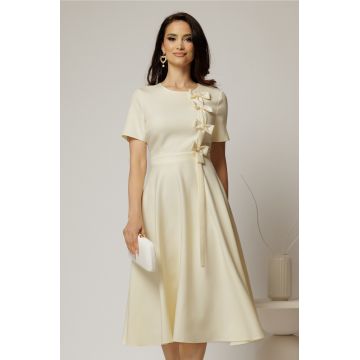 Rochie DY Fashion ivoar unt cu funde pe bust si maneci scurte