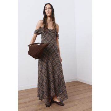 Rochie maxi in carouri cu decolteu pe un umar - Maro inchis