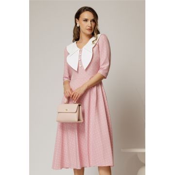 Rochie midi roz cu buline si guler amplu croi clos
