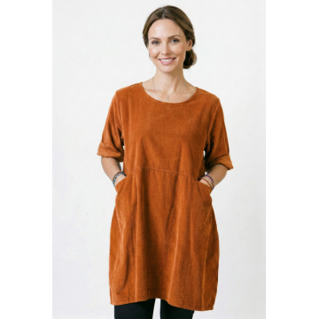 Rochie tunica din catifea reiata, croi lejer cu buzunare, stil casual modern, caramizie