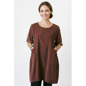 Rochie tunica din catifea reiata, croi lejer cu buzunare, stil casual modern, maro ciocolata