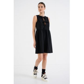 Rochie evazata din bumbac organic cu prindere cu snururi pe partea din fata - Negru