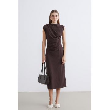 Rochie midi cambrata cu volane - Maro