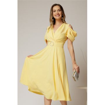 Rochie midi galbena din voal in clos cu decupaje la umeri si cordon in talie