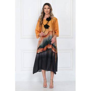Rochie eleganta satinata A-line cu imprimeu artistic si croi lejer fluid, auriu-caramel-negru