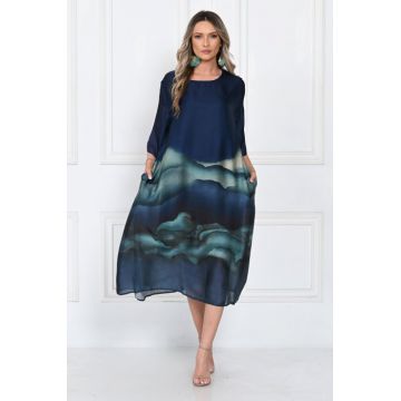 Rochie eleganta satinata A-line cu imprimeu artistic si croi lejer fluid, bleumarin-turcoaz