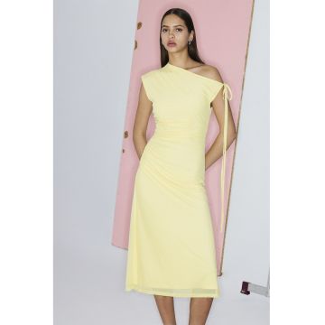 Rochie midi cu croiala dreapta - detalii drapate si decolteu asimetric - Galben deschis