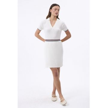 Rochie tricotata cu guler ascutit si decupaj in V - Alb