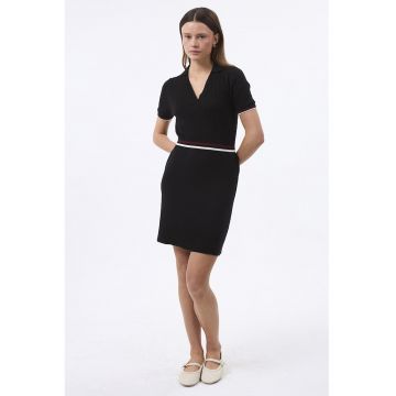 Rochie tricotata cu guler ascutit si decupaj in V - Negru