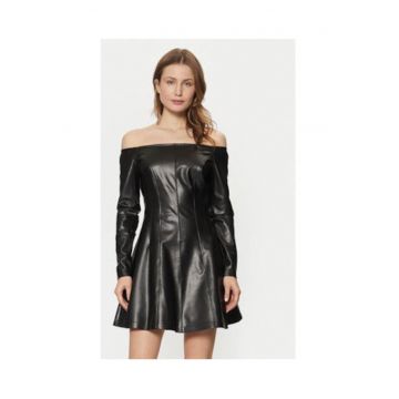 Rochie din piele ecologica cu decolteu pe umeri