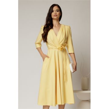 Rochie midi galbena din stofa in clos cu floare in talie