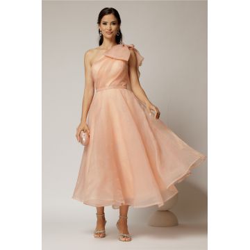 Rochie midi roz somon din organza cu pietre strass si funda ampla pe umar