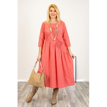 Rochie corai oversize, cu taietura oblica si broderie, din poplin si jerseu