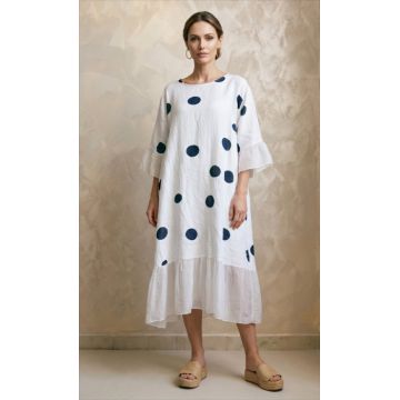 Rochie midi alba din in cu buline bleumarin si volane din matase