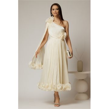 Rochie midi crem din voal satinat cu volanase la baza si flori in talie si pe umar