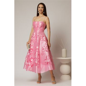 Rochie midi fucsia de ocazie cu decupaje florale si perle