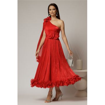 Rochie midi rosie din voal satinat cu volanase la baza si flori in talie si pe umar