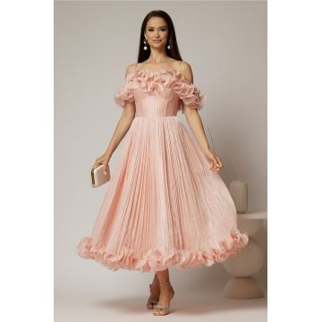 Rochie midi roz in clos din voal satinat cu volanase la bust si la baza