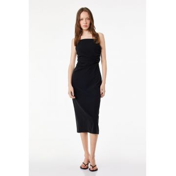 Rochie cambrata cu slit pe spate - Negru
