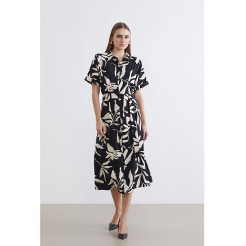 Rochie cu model si maneci scurte si guler - Alb fildes/Negru