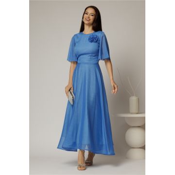 Rochie DY Fashion lunga albastra din voal cu fir lurex in clos cu accesoriu la bust