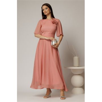 Rochie DY Fashion lunga roz din voal cu fir lurex in clos cu accesoriu la bust