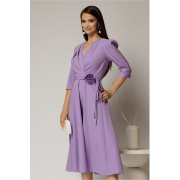 Rochie midi lila din stofa in clos cu floare in talie