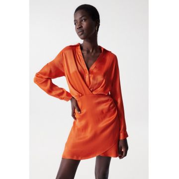 Rochie mini cu aspect satinat