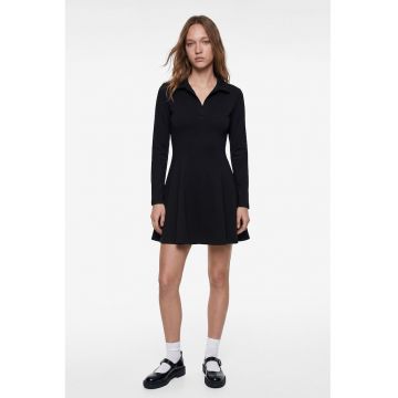 Rochie mini evazata cu guler clasic - Negru