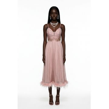 Rochie din matase naturala metalizata roz pudrat cu broderie rose gold si pene de strut MIA