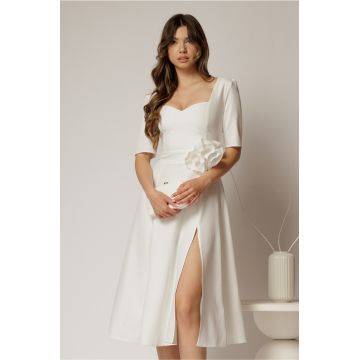 Rochie DY Fashion alba cu decolteu inima si detaliu floral in talie