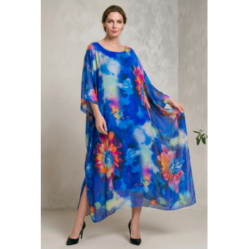 Rochie lunga din matase vaporoasa, croi lejer oversize tip kaftan, imprimeu artistic pe fond albastru electric
