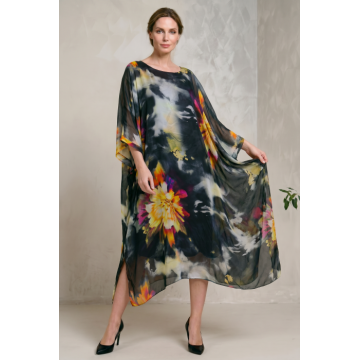 Rochie lunga din matase vaporoasa, croi lejer oversize tip kaftan, imprimeu artistic pe fond negru