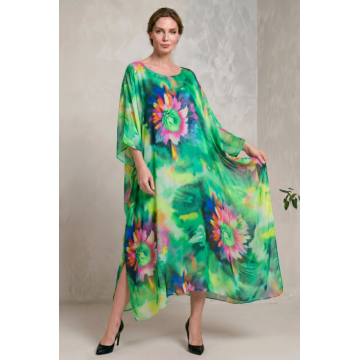 Rochie lunga din matase vaporoasa, croi lejer oversize tip kaftan, imprimeu artistic pe fond verde