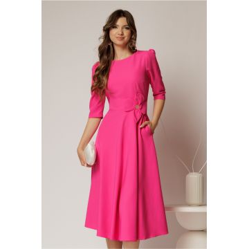 Rochie midi fucsia din stofa in clos cu floare in talie