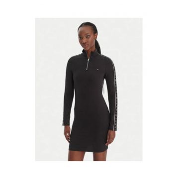 Rochie scurta cambrata cu guler inalt