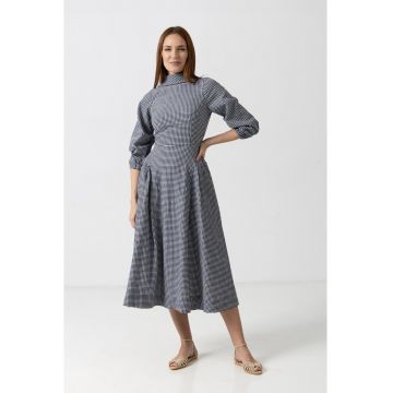 Rochie in carouri cu guler supradimensionat