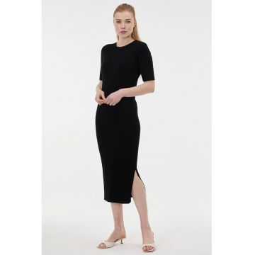 Rochie midi cambrata cu slit lateral - Negru