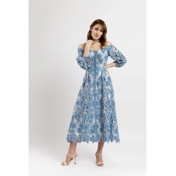Rochie midi cu umeri decupati din denim cu broderie sparta