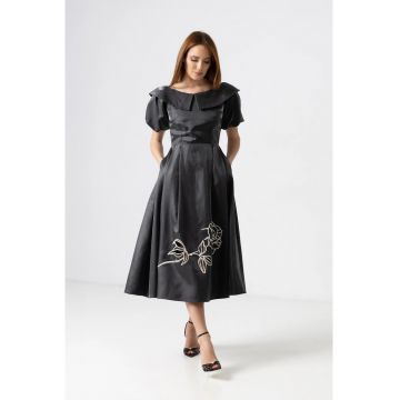 Rochie midi cu umeri decupati si broderie trandafir