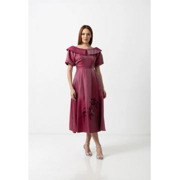 Rochie midi cu umeri decupati si broderie trandafir