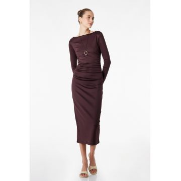 Rochie midi drapata cu decolteu barcuta - Maro inchis/Maro