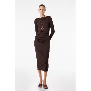 Rochie midi drapata cu decolteu barcuta - Maro inchis