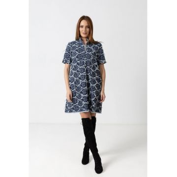 Rochie mini din denim inchis cu broderie florala si franjuri